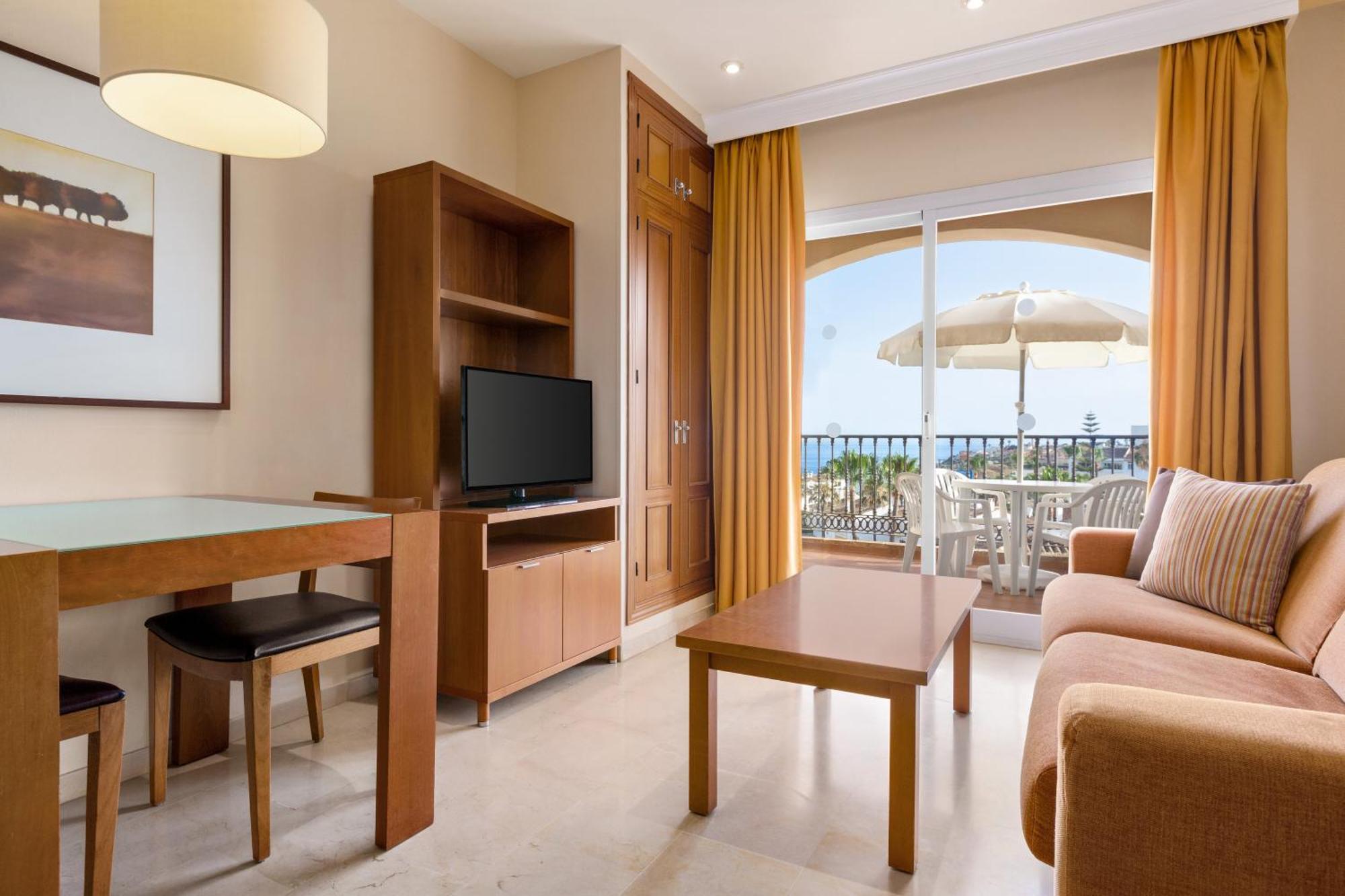 Ramada & By Wyndham Costa Del Sol Hotel apartamentowy